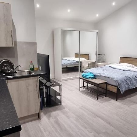 Ilford Towncentre Large Studio ภายนอก รูปภาพ